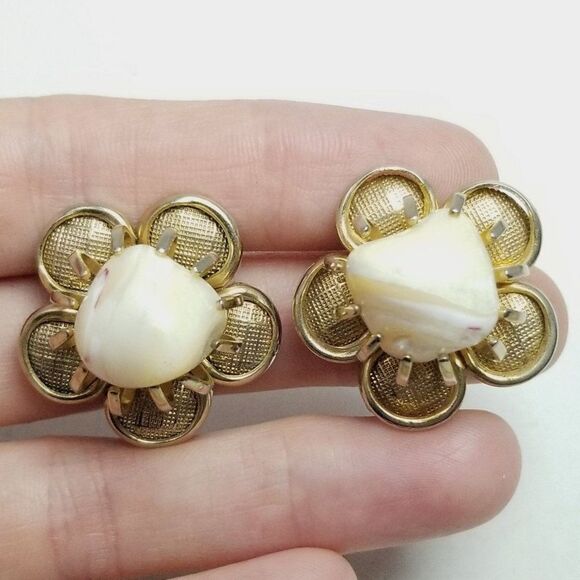 Vintage Floral Shape Clip On Earrings, Faux Pearl Center, Retro 80s Style - Picture 1 of 6